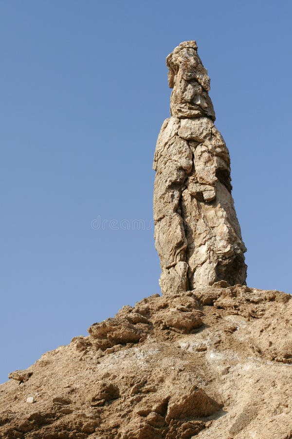 A Esposa Do Lote Da História Da Bíblia a Estátua Do Sal Perto Do Mar