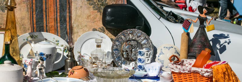 Esposizione decorativa degli oggetti e dei piatti della famiglia alla vendita dello stivale immagine stock Esposizione decorativa degli oggetti e dei piatti della famiglia alla vendita dello stivale immagine stock