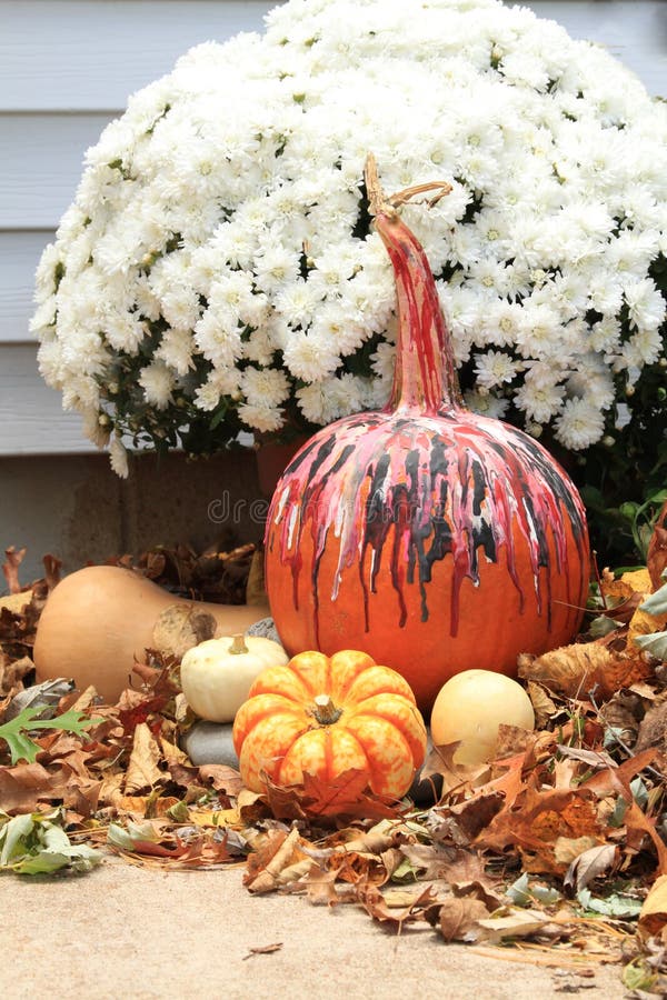 Esposizione di caduta con la zucca decorata per Halloween vicino alle mummie, alle zucche ed alle foglie di caduta fotografia stock libera da diritti Esposizione di caduta con la zucca decorata per Halloween vicino alle mummie, alle zucche ed alle foglie di caduta fotografia stock libera da diritti