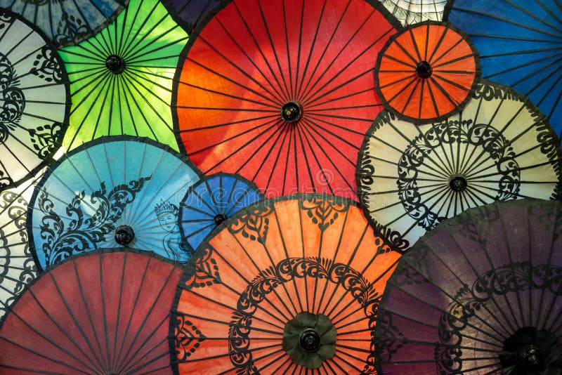 Esposizione di ombrelli colorati in birmania myanmar fotografia stock libera da diritti