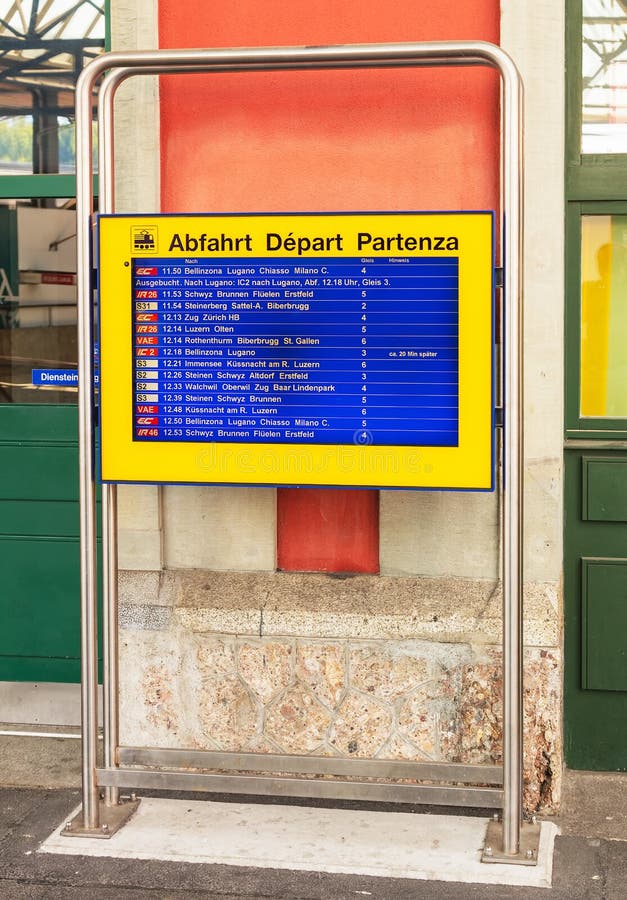 Esposizione di partenza di arrivo alla stazione ferroviaria di Arth-Goldau