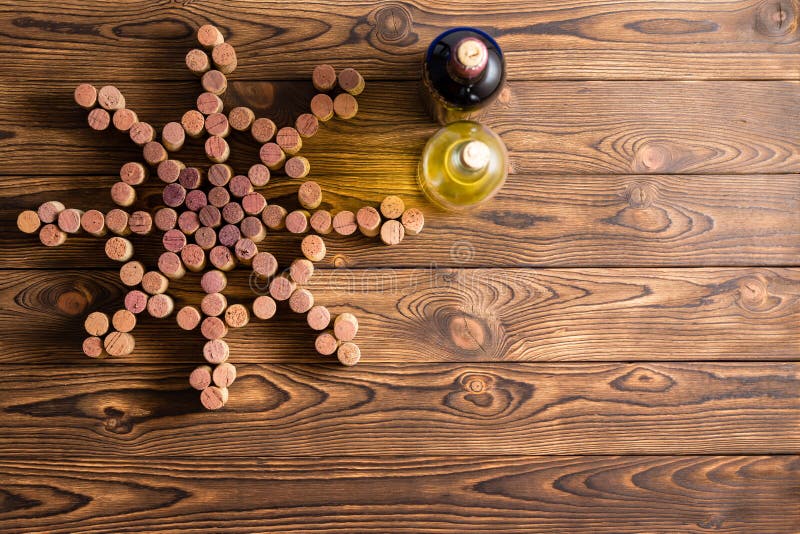 Esposizione di tema nautica del vino su legno immagine stock Esposizione di tema nautica del vino su legno immagine stock