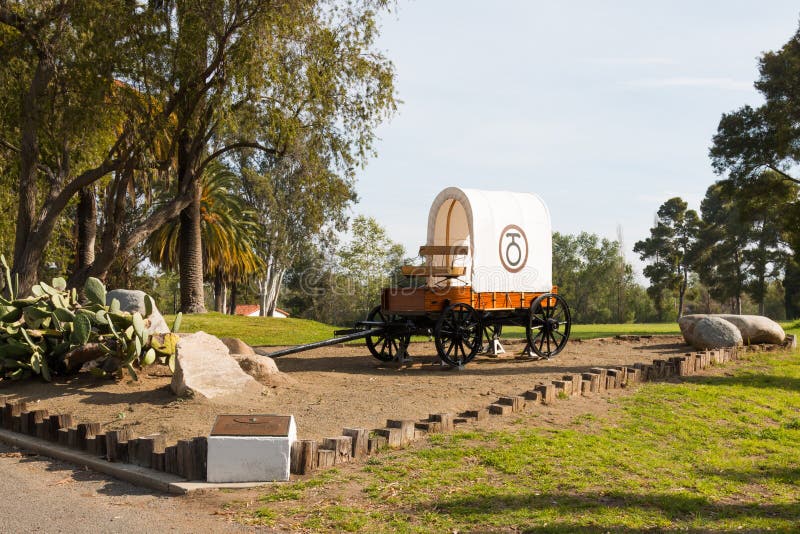 Esposizione di Wagon coperta alla casa Santa Margarita Ranch fotografia stock Esposizione di Wagon coperta alla casa Santa Margarita Ranch fotografia stock