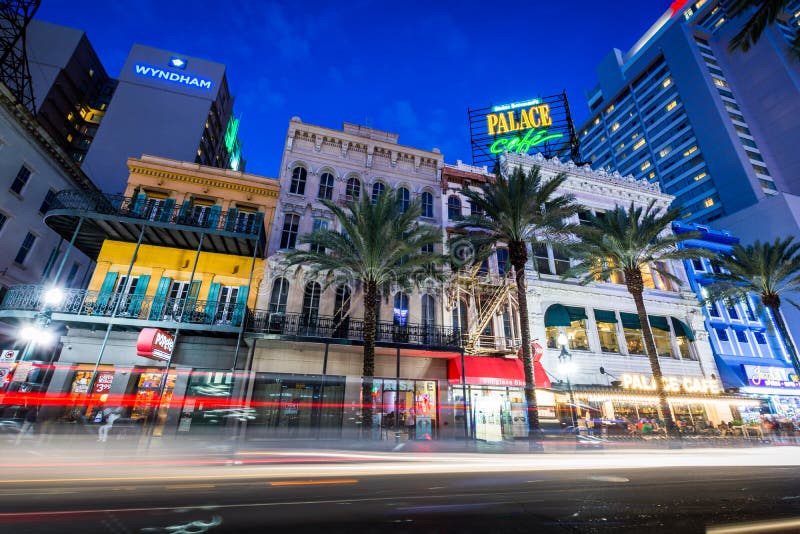 Esposizione lunga del Canal Street del centro a New Orleans fotografia stock libera da diritti Esposizione lunga del Canal Street del centro a New Orleans fotografia stock libera da diritti