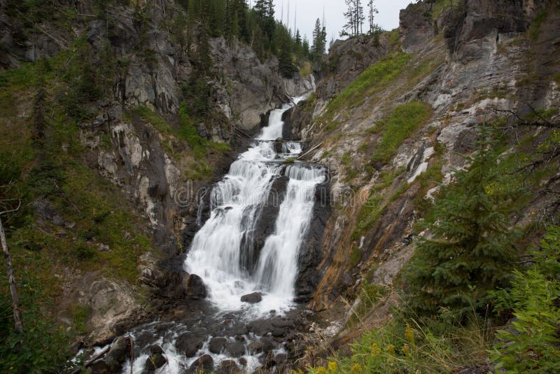 Esposizione lunga del paesaggio della cascata nel parco nazionale di Yellowstone fotografia stock libera da diritti Esposizione lunga del paesaggio della cascata nel parco nazionale di Yellowstone fotografia stock libera da diritti