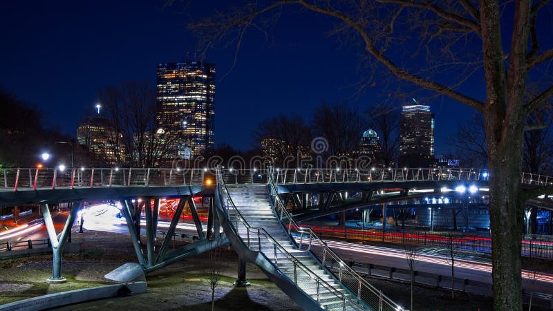 Esposizione lunga dell'orizzonte di Boston all'azionamento di trascuratezza dello storrow di notte immagini stock Esposizione lunga dell'orizzonte di Boston all'azionamento di trascuratezza dello storrow di notte immagini stock