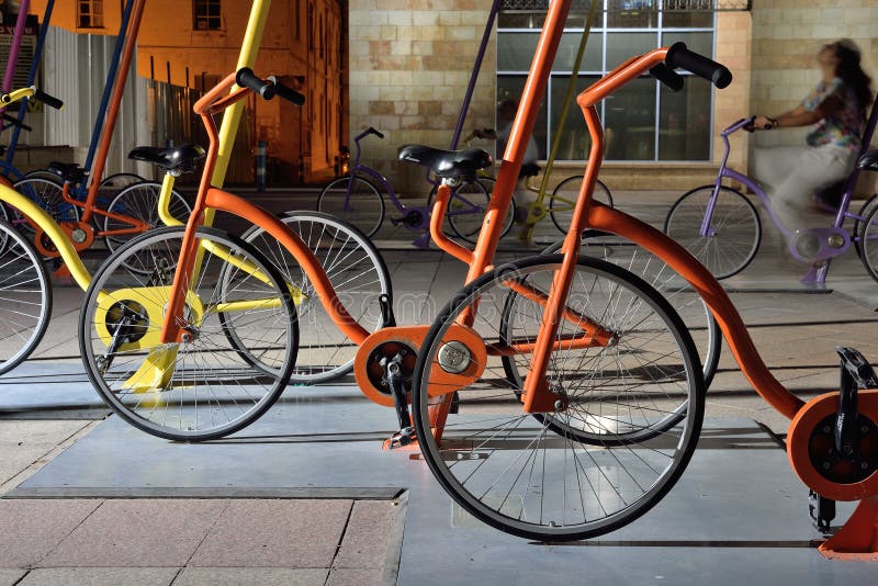 GERUSALEMME, ISRAELE - 2 GIUGNO 2015: Esposizione variopinta delle bici nella città