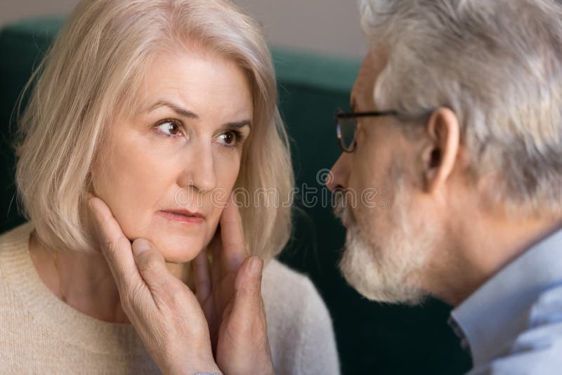 Esposo toca los golpes cara de la querida esposa imagen cercana imagen de archivo Esposo toca los golpes cara de la querida esposa imagen cercana imagen de archivo