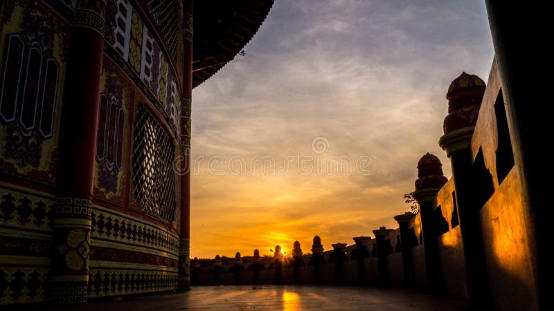 Espreitando o por do sol do pagode imagens de stock royalty free Espreitando o por do sol do pagode imagens de stock royalty free
