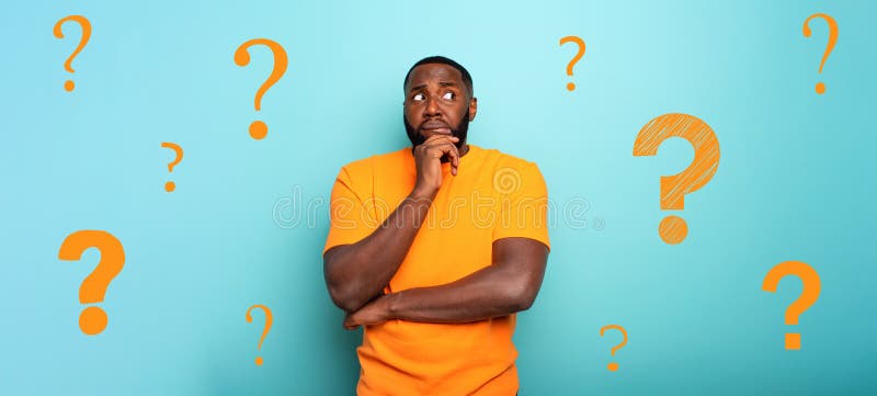 Espressione confusa e pensante di un ragazzo con molte domande sfondo colorato in ciano immagine stock Espressione confusa e pensante di un ragazzo con molte domande sfondo colorato in ciano immagine stock