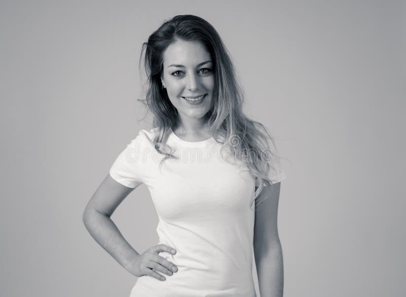 Espressioni ed emozioni umane Chiuda su di giovane donna allegra attraente con il fronte felice sorridente immagini stock libere da diritti Espressioni ed emozioni umane Chiuda su di giovane donna allegra attraente con il fronte felice sorridente immagini stock libere da diritti