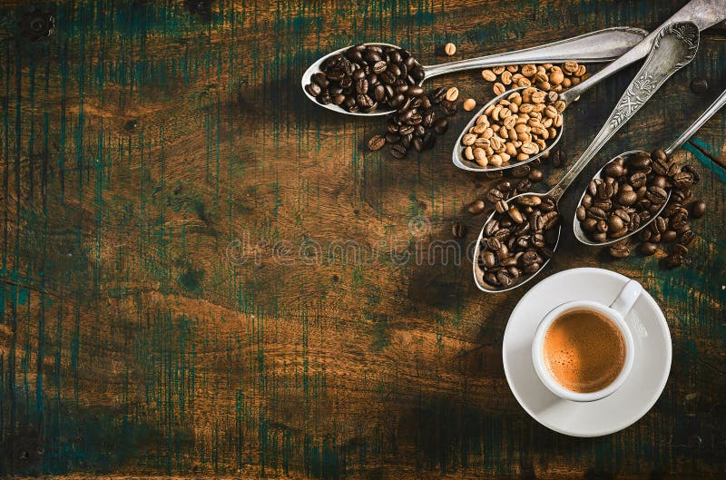 Espresso met geassorteerde geroosterde koffiebonen royalty-vrije stock fotografie Espresso met geassorteerde geroosterde koffiebonen royalty-vrije stock fotografie