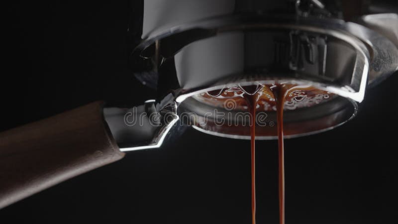 Espresso in slow motion espresso girato con portafiltro in bottiglia su una macchina da caffè professionale