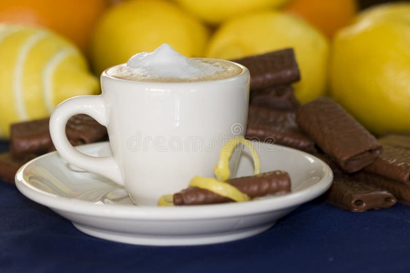 Bianco tazza pieno un briscola fiocchi da schiuma accompagnato secondo cioccolato cracker.