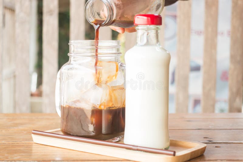 Espresso έκχυσης στο παγωμένο ποτήρι του καφέ στοκ φωτογραφίες