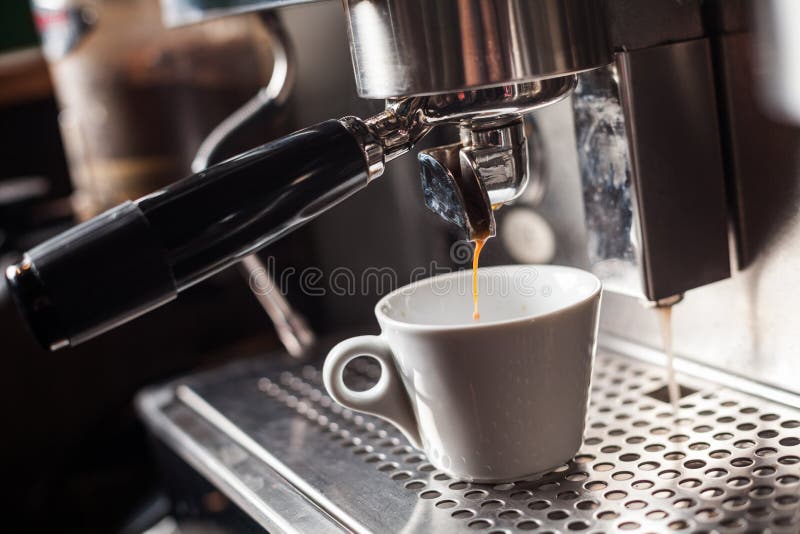 Espresso που κατασκευάζει τη μηχανή στοκ φωτογραφία Espresso που κατασκευάζει τη μηχανή στοκ φωτογραφία