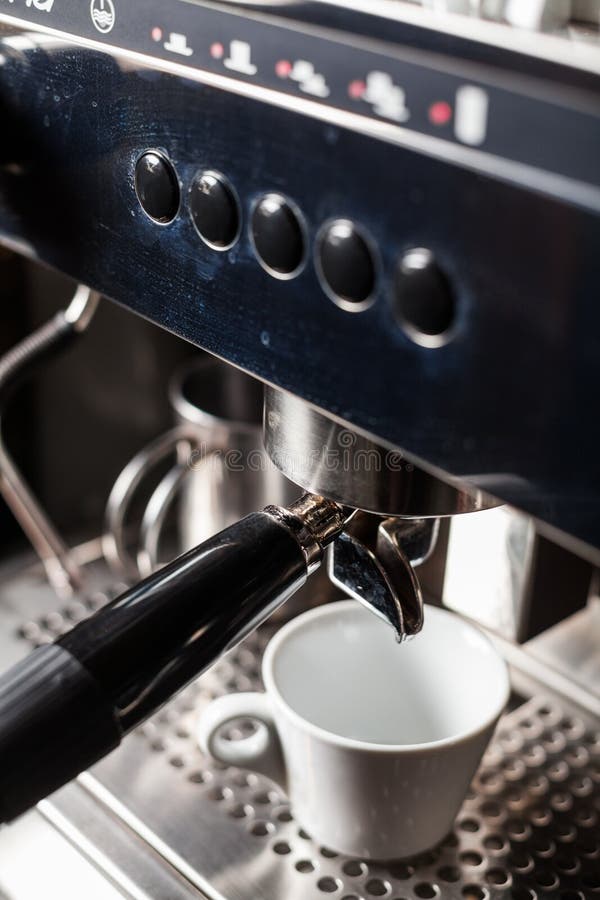 Espresso που κατασκευάζει τη μηχανή στοκ φωτογραφία Espresso που κατασκευάζει τη μηχανή στοκ φωτογραφία