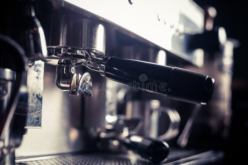 Espresso που κατασκευάζει τη μηχανή στοκ φωτογραφίες Espresso που κατασκευάζει τη μηχανή στοκ φωτογραφίες