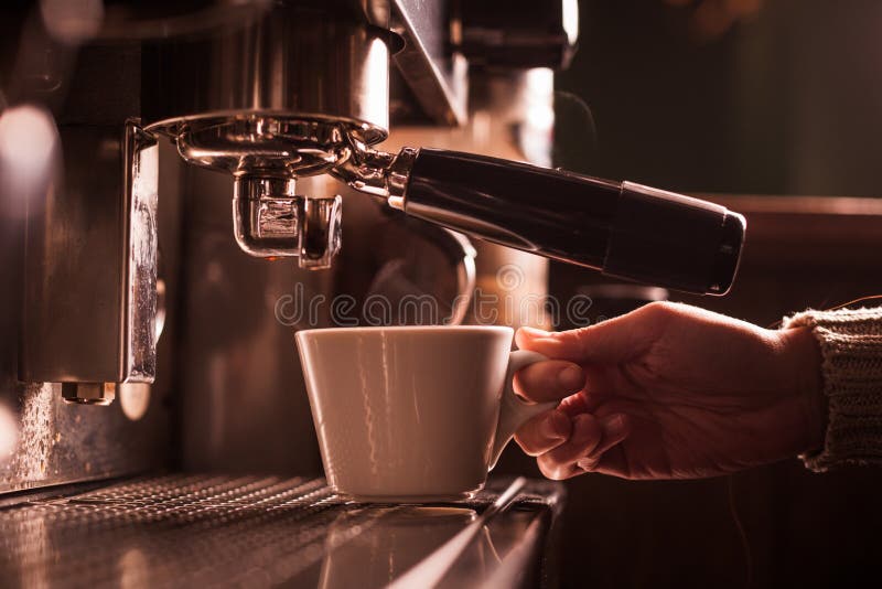 Espresso που κατασκευάζει τη μηχανή στοκ εικόνα Espresso που κατασκευάζει τη μηχανή στοκ εικόνα