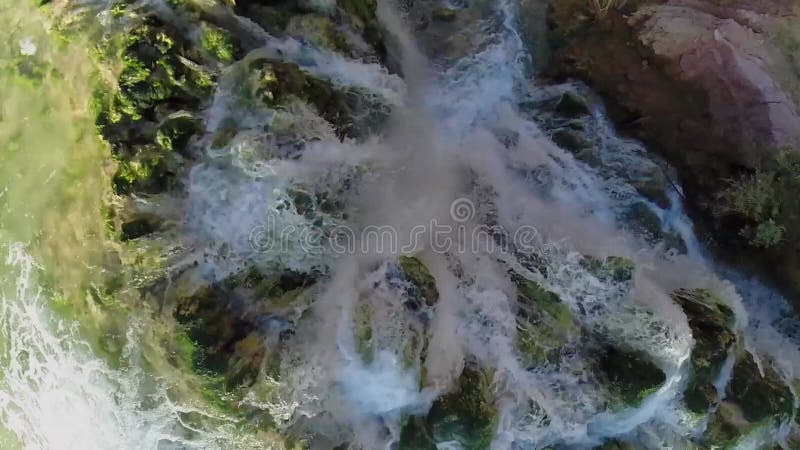 Espuma de agua de cascada en el gran cañón en otoño almacen de metraje de vídeo