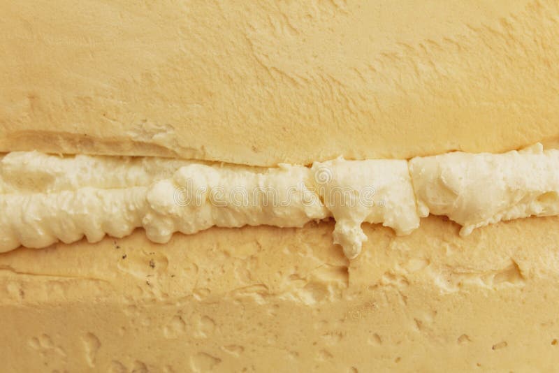 Espuma de la construcción en las grietas de la pared en el emplazamiento de la obra