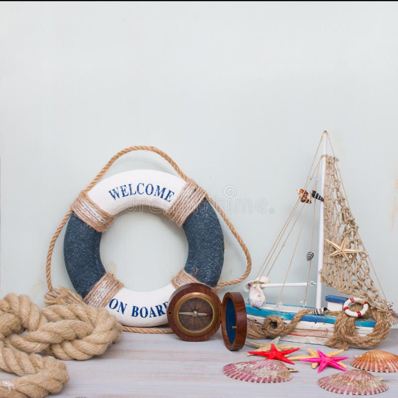 Espèce marine avec les étoiles de mer, le bateau, la boussole et les coquillages Copiez l'espace sur le fond clair, rétro modifié photo libre de droits Espèce marine avec les étoiles de mer, le bateau, la boussole et les coquillages Copiez l'espace sur le fond clair, rétro modifié photo libre de droits