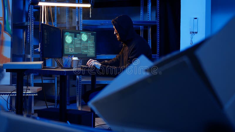 Espía profesional en un lugar subterráneo contratado por el gobierno para hacer espionaje imagenes de archivo