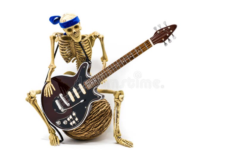 Esqueleto modelo que joga a guitarra elétrica foto de stock Esqueleto modelo que joga a guitarra elétrica foto de stock