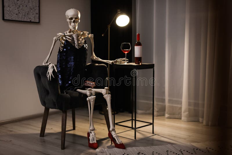 Esqueleto Vestido Con Vino Sentado En La Mesa Imagen de archivo - Imagen de estilo, hombre: 170200263 Esqueleto Vestido Con Vino Sentado En La Mesa Imagen de archivo - Imagen de estilo, hombre: 170200263