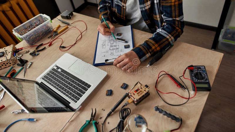 Esquema de microchip de edición de ingeniería de tecnología de la información para hombres parciales imagen de archivo libre de regalías