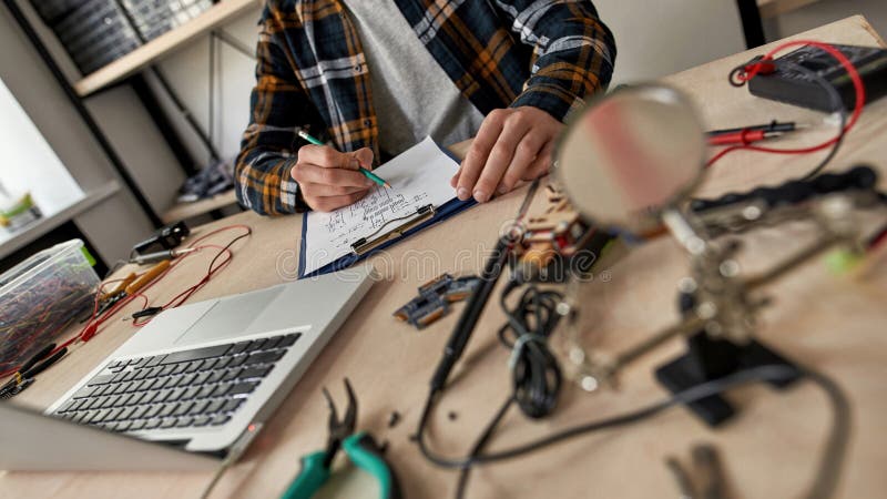 Esquema parcial de edición de ingeniería de TI con lápiz imagen de archivo