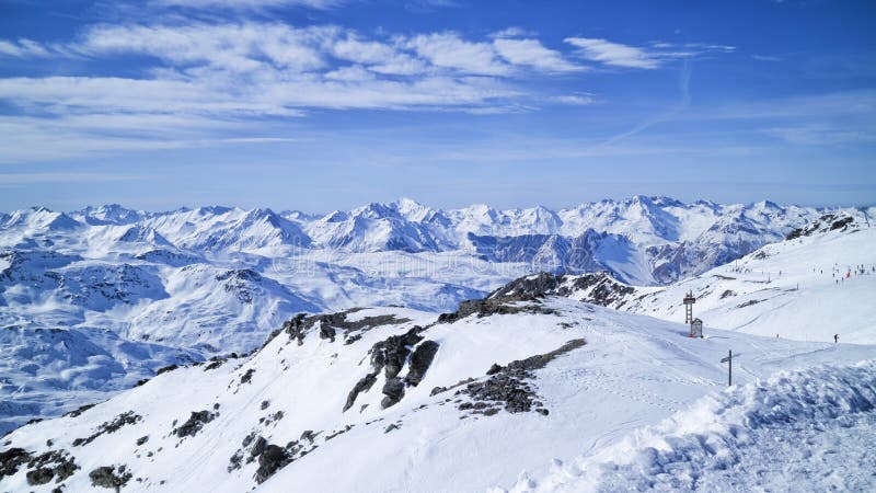 Esqui alpino, recurso do esporte de inverno em França imagens de stock royalty free Esqui alpino, recurso do esporte de inverno em França imagens de stock royalty free