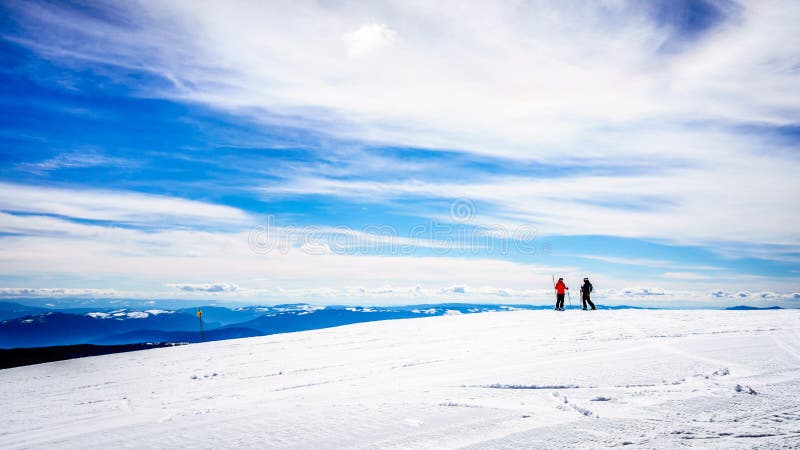 Esqui da mola na parte superior do mundo em picos de Sun foto de stock royalty free Esqui da mola na parte superior do mundo em picos de Sun foto de stock royalty free