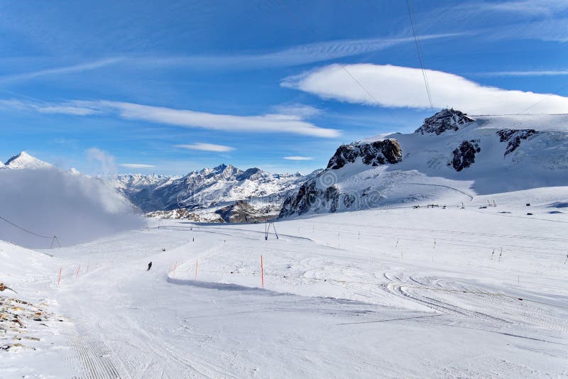 Esqui da montanha - rosa do platô, fuga em Suíça de Zermatt, ` Aosta de Itália, Valle d, Cervinia imagens de stock Esqui da montanha - rosa do platô, fuga em Suíça de Zermatt, ` Aosta de Itália, Valle d, Cervinia imagens de stock