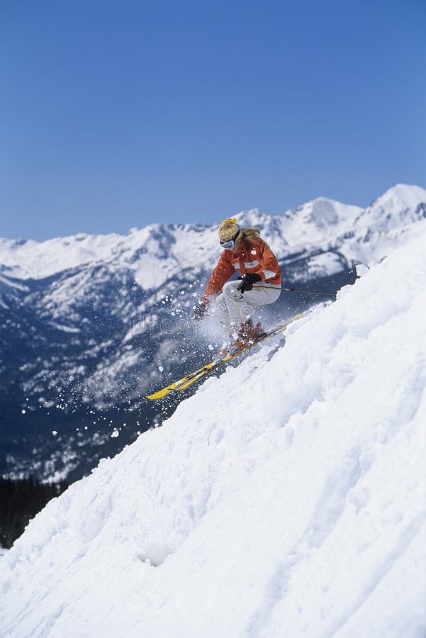 Esquiador que esquía abajo de Ski Slope