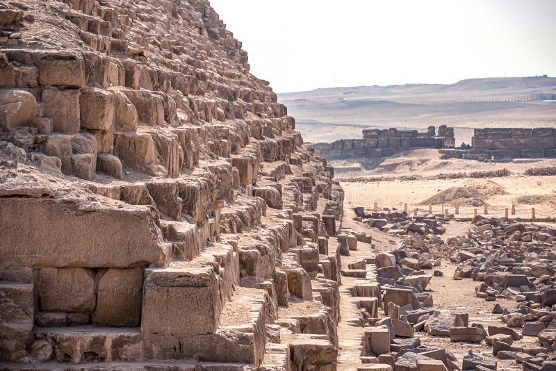 Esquina de la pirámide antigua de Cheops con los bloques enormes de piedra