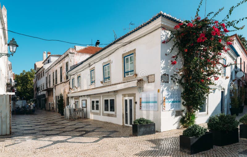 Esquina vazia do centro histórico de Cascais, Portugal