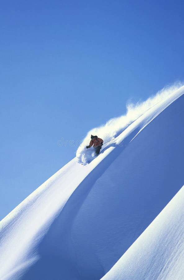 Esquí del esquiador en cuesta escarpada