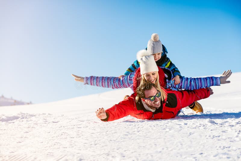 Esquí, sol y diversión - familia feliz de la nieve el día de fiesta del esquí fotografía de archivo libre de regalías Esquí, sol y diversión - familia feliz de la nieve el día de fiesta del esquí fotografía de archivo libre de regalías