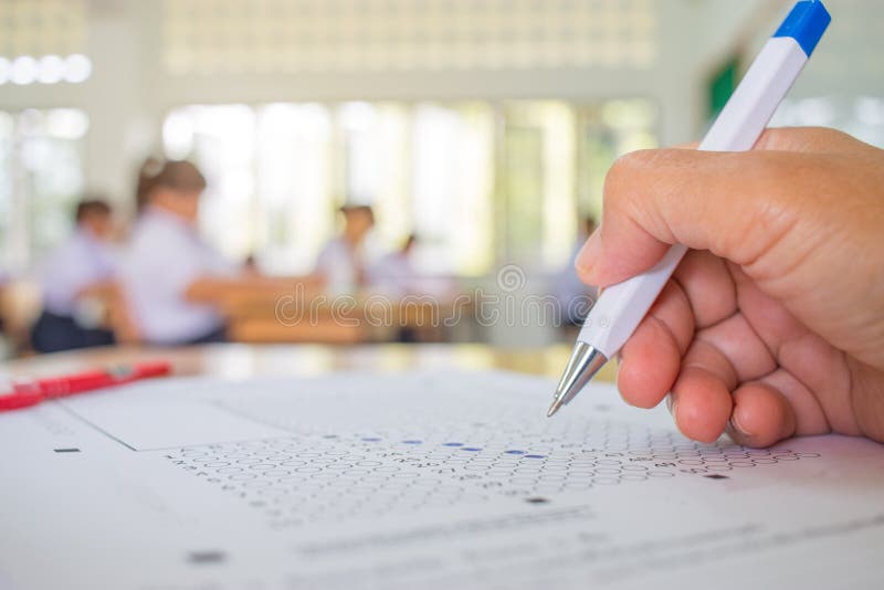 Essai de main d'étudiants faisant l'examen avec le selecte de dessin de stylo photographie stock Essai de main d'étudiants faisant l'examen avec le selecte de dessin de stylo photographie stock