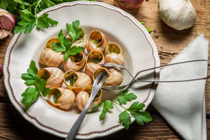 Essen Der Gebratenen Schnecken In Der Knoblauchbutter Stockbild - Bild ...