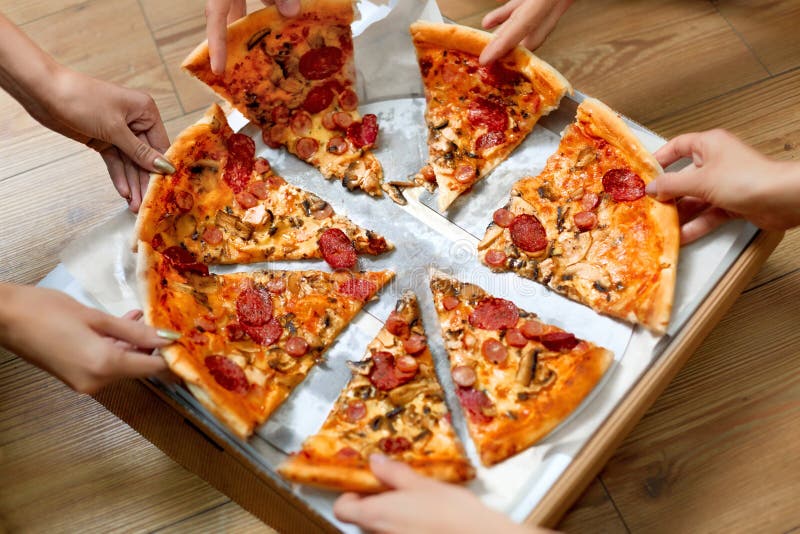 Essen der Nahrung Leute, die Pizza-Scheiben nehmen Freund-Freizeit, schnelles F