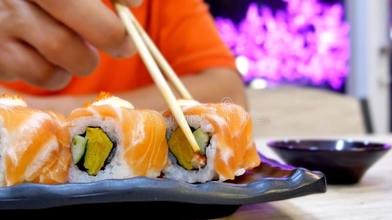 Essen Von Sushirollen In Einem Restaurant Stockbild Bild von
