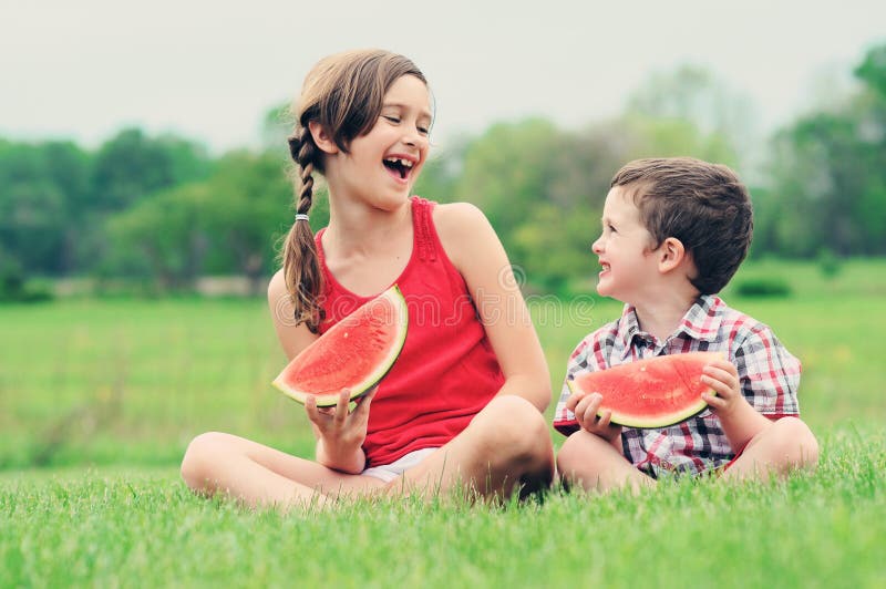 Essen der Wassermelone lizenzfreie stockfotografie Essen der Wassermelone lizenzfreie stockfotografie