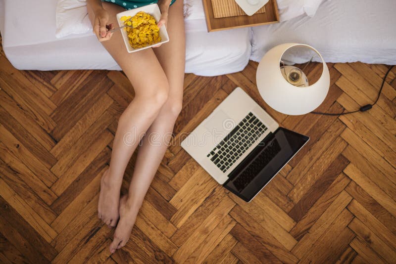 Essen des Frühstücks im Bett lizenzfreies stockbild Essen des Frühstücks im Bett lizenzfreies stockbild