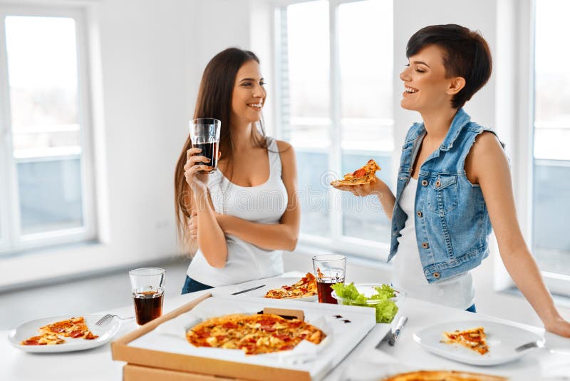 Essen des Schnellimbisses Freunde, die Pizza essen Recorder und Rabe Freizeit, Cel