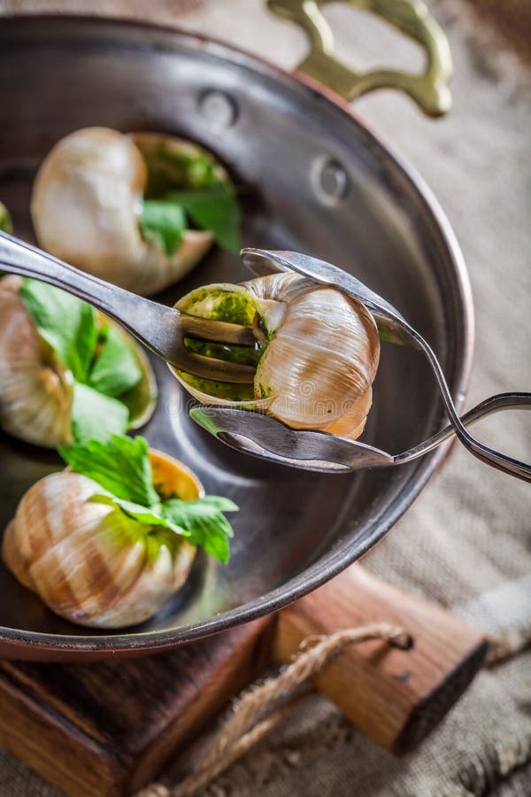Kochen Von Schnecken Mit Knoblauchbutter Und -petersilie Stockfoto ...