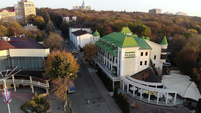 Essentuki, Rusland - 28 oktober 2020: Bovenaanzicht van PANSIONAT Plaza Essentuki op het theaterplein