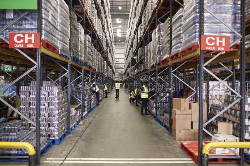 ESSEX, INGLATERRA 13 DE MARZO DE 2016: Mercancías almacenadas en el almacén de distribución del supermercado, ángulo bajo imagen de archivo ESSEX, INGLATERRA 13 DE MARZO DE 2016: Mercancías almacenadas en el almacén de distribución del supermercado, ángulo bajo imagen de archivo