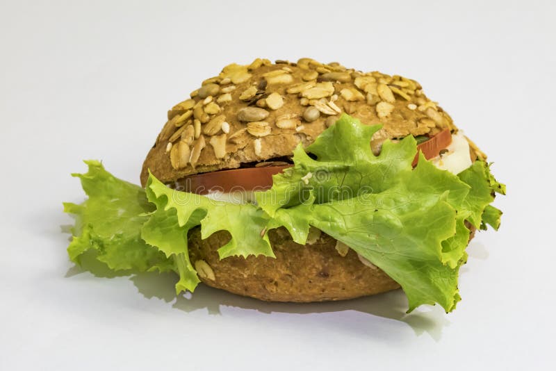 Essfertiges Sandwich mit Käse, tomatoe und grünem Kopfsalat auf weißem Hintergrund lizenzfreie stockfotos Essfertiges Sandwich mit Käse, tomatoe und grünem Kopfsalat auf weißem Hintergrund lizenzfreie stockfotos